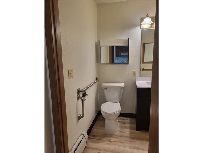 Building Photo - 609 Main St S