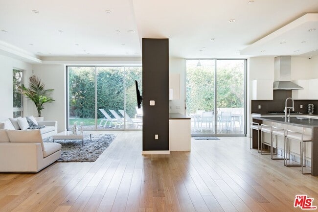 Building Photo - 1723 S Durango Ave