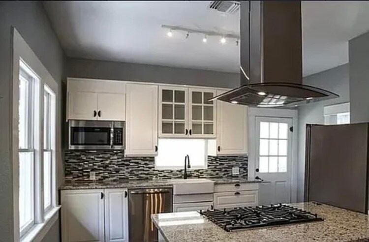 Kitchen - 515 W Agarita Ave