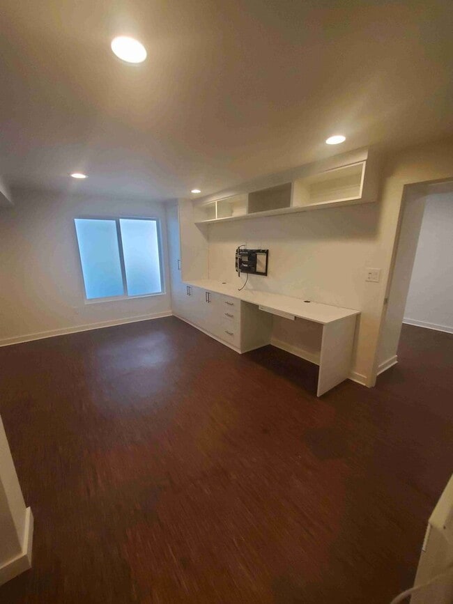 Building Photo - Prime Wallingford location 4 bed, 3 bath w...