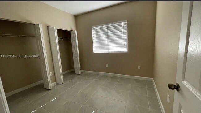 Building Photo - 390 NE 35th Ave