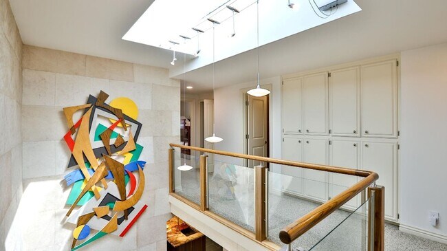 Building Photo - Downtown HB Furnished One-Month to Mid-Term Rental