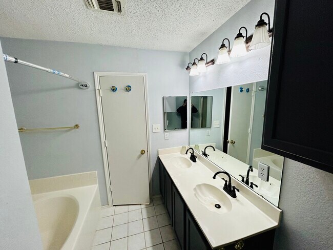 Building Photo - 4404 Courtside Dr