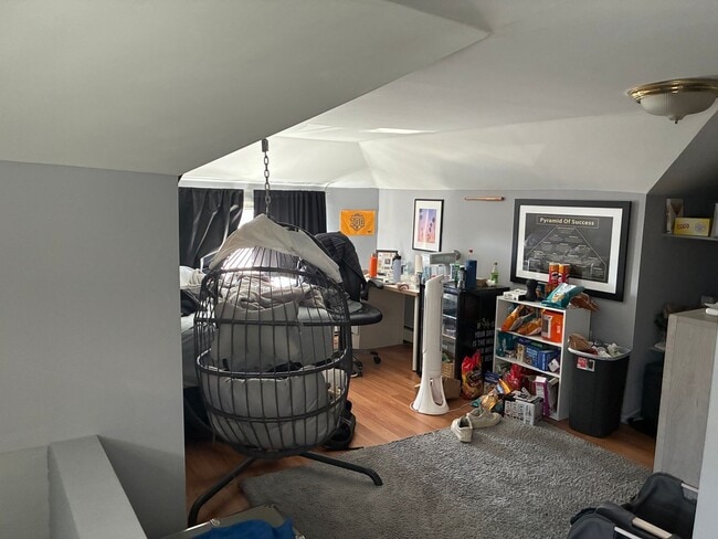 Building Photo - HUGE 4 BED 2 BATH CLOSE TO CAMPUS!! OAKLAND RENTAL 5/1!