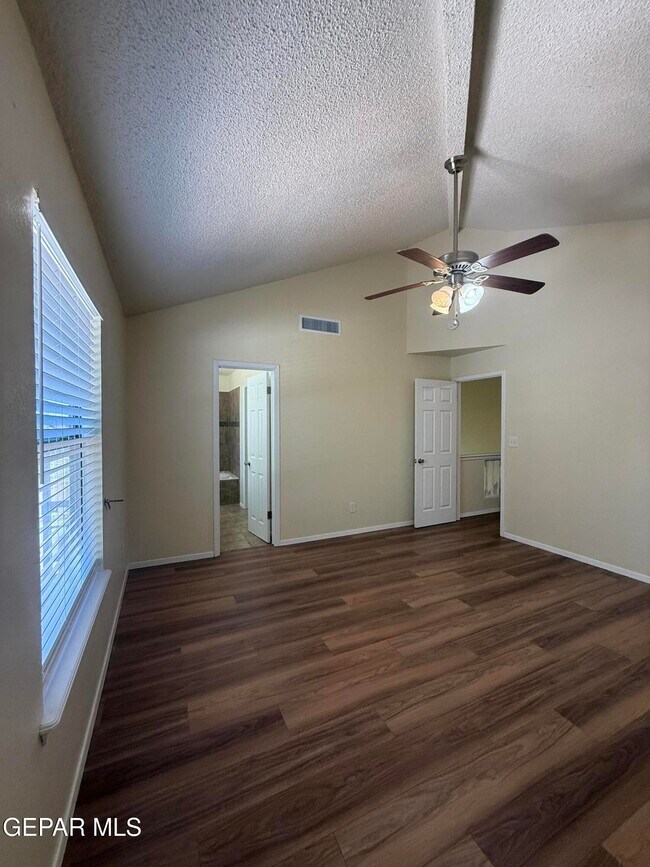 Building Photo - 12000 Ivory Gate Way