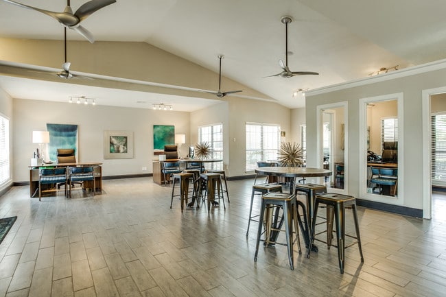 Building Photo - Forty200