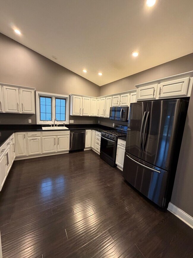 Building Photo - COMMINNG SOON - 4 BED 3 1/2 BATH HOUSE