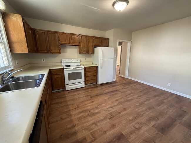 Building Photo - 650 Ave F NE