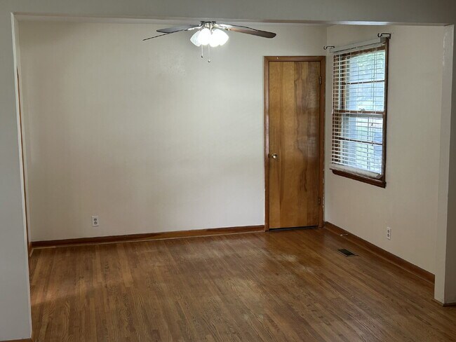 Building Photo - Charming Home in Hermitage
