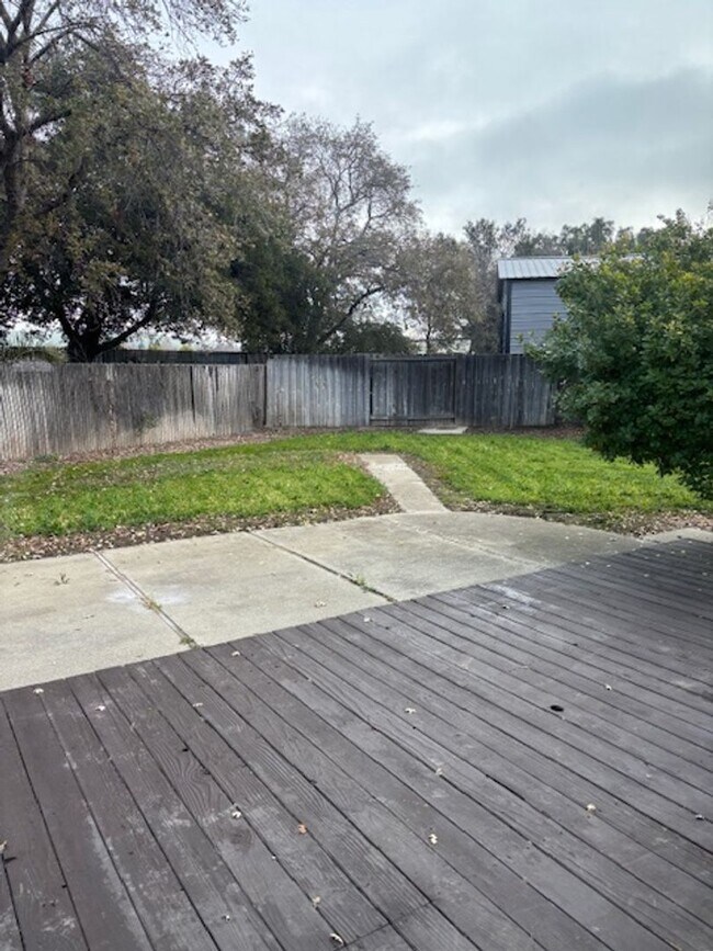 Building Photo - Large 2-Story home in a quiet Cul-de-sac