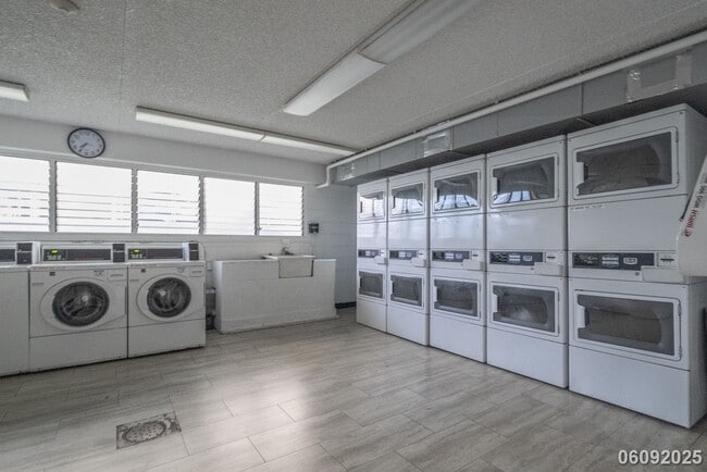 Building Photo - $2600.00 | 2BD/1BA Condo ALL UTILITIES INC...