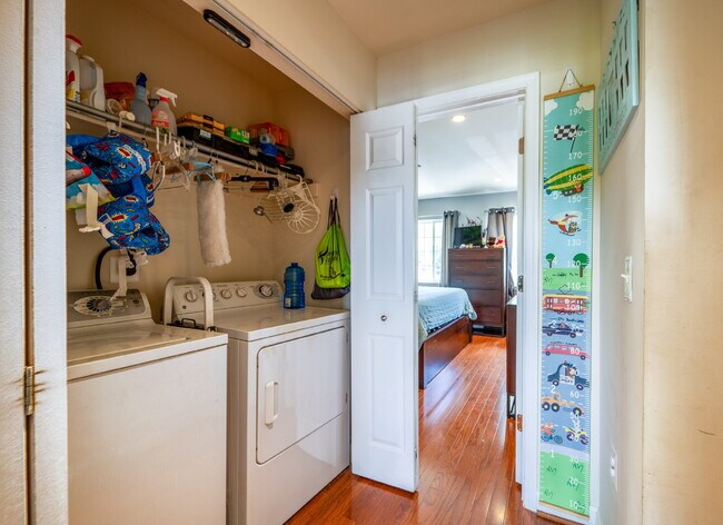 Building Photo - Charming Townhome with Unbeatable Amenities
