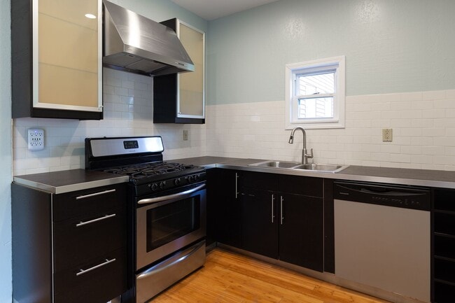 Building Photo - Updated 3BR 3 bath House with off street p...