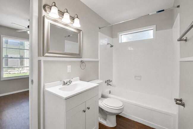 Building Photo - 1509 Broadmoor Dr