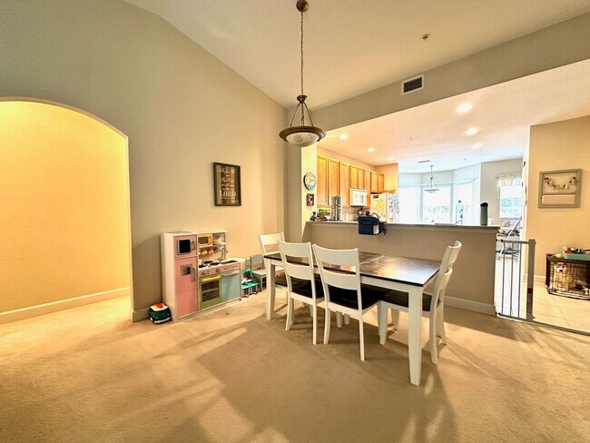 Building Photo - MUST SEE!! 3 bed/2 Bath Town Home! Close to Everything!