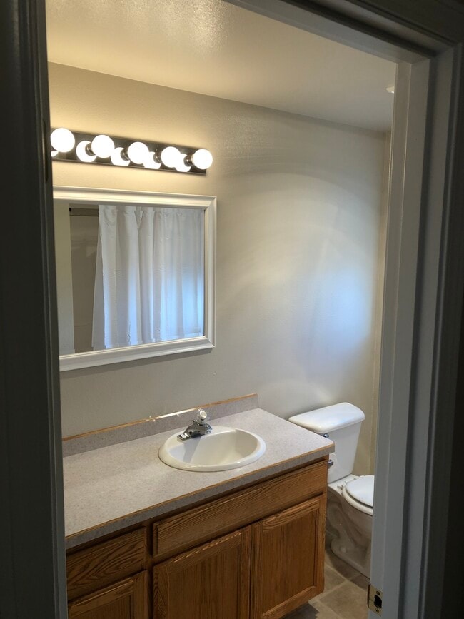 Building Photo - 601 NE Sandstone Ct