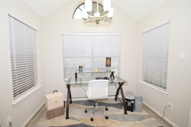 Building Photo - 22922 Glenover Dr