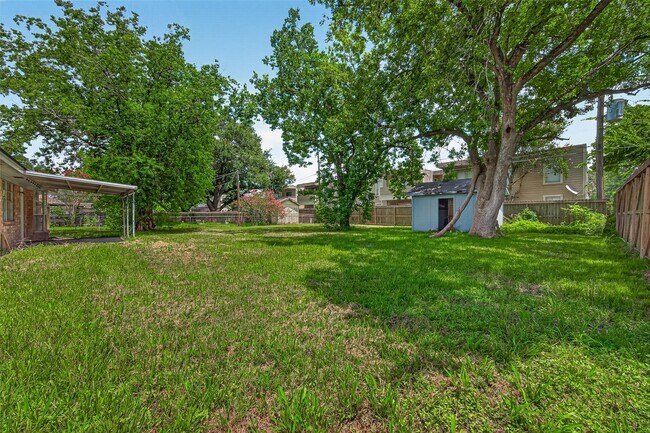 Building Photo - 2013 Long Dr