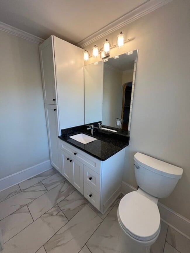 Building Photo - Beautifully Updated House in Forest Hills!