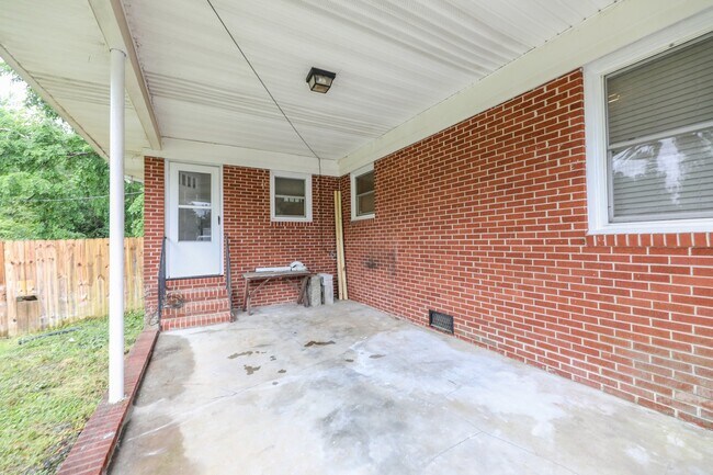 Building Photo - 522 N 25th St
