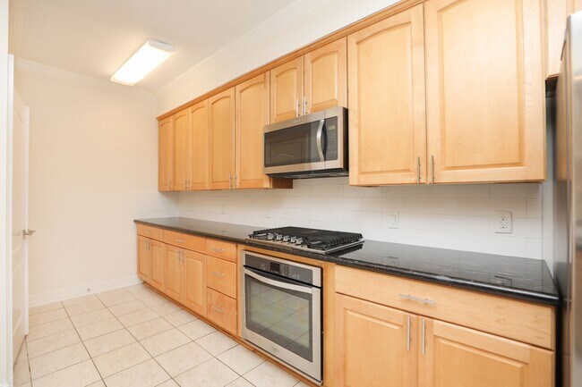 Building Photo - 7499 Brompton St