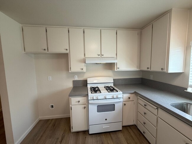 Building Photo - Updated single story near shopping and fre...