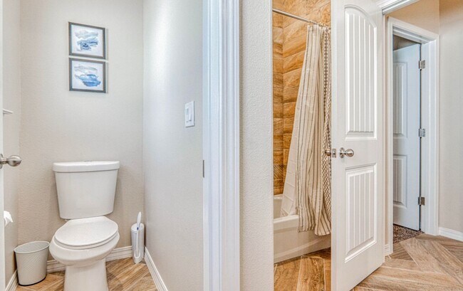 Building Photo - Eastside area for  Short or Long Term Rental(Completely Furnished) Beautiful 4 bed/2.5 baths