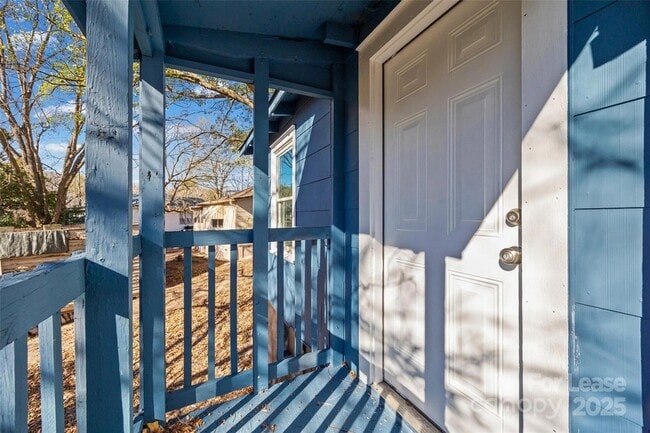 Building Photo - 1127 W 5th Ave