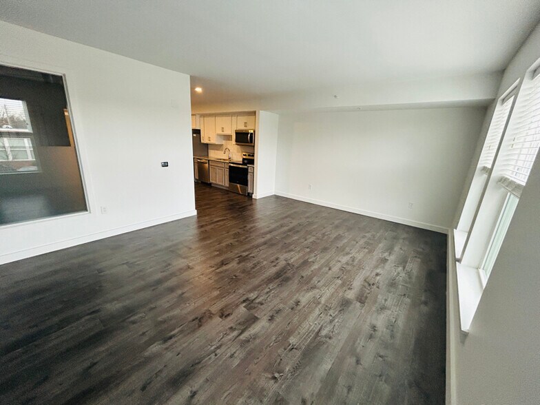 Building Photo - 550 New Holland Ave