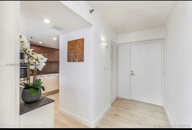 Building Photo - 7601 E Treasure Dr