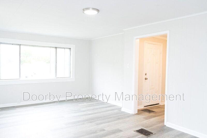 Building Photo - 902 W 38th St