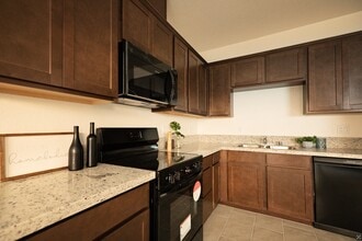 Building Photo - 932 N Olive Ave