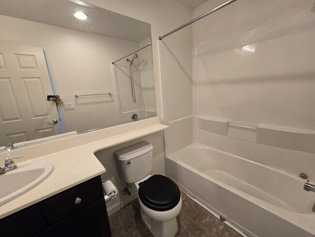 Building Photo - Stunning 3BR 3.5 BATHROOM House in Hayward