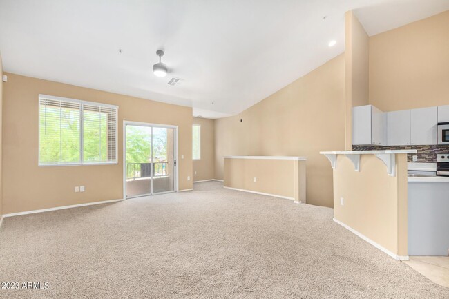 Building Photo - 2450 W Glenrosa Ave