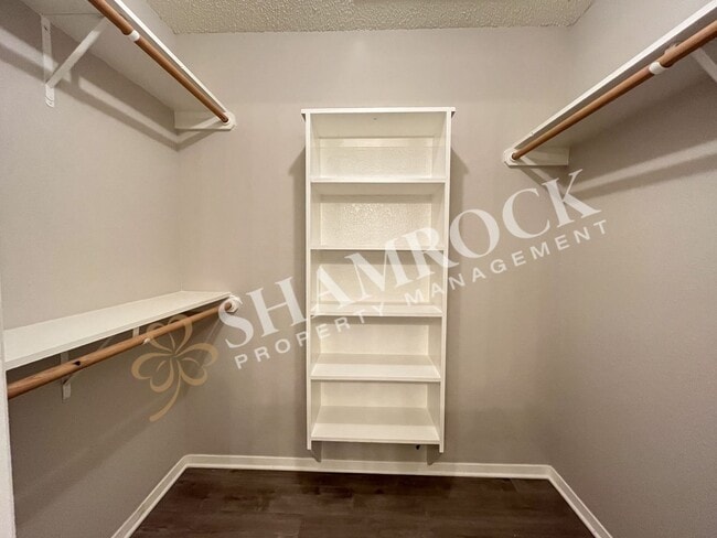 Building Photo - Midway Duplex