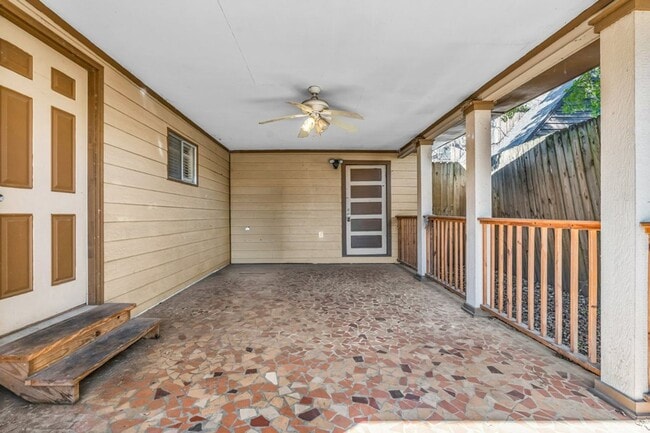 Building Photo - 2 bed/1 bath apartment