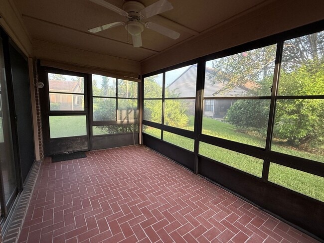 Building Photo - Spacious 2 bedroom, 2 bathroom home