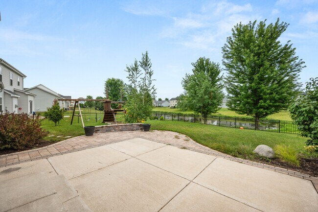 Building Photo - 406 Mary Ann Cir