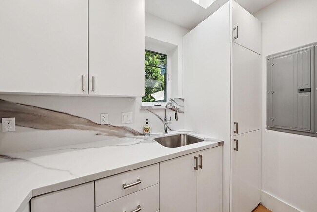 Building Photo - Beautifully Appointed 7-Bedroom Home with Lush Garden Setting in Palo Alto