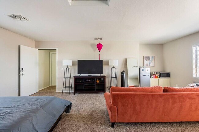 Building Photo - 506 E Townley Ave