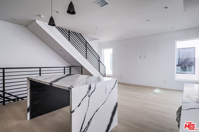 Building Photo - 11812 1/2 Gilmore St