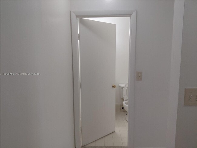 Building Photo - 13950 NE 2nd Ave