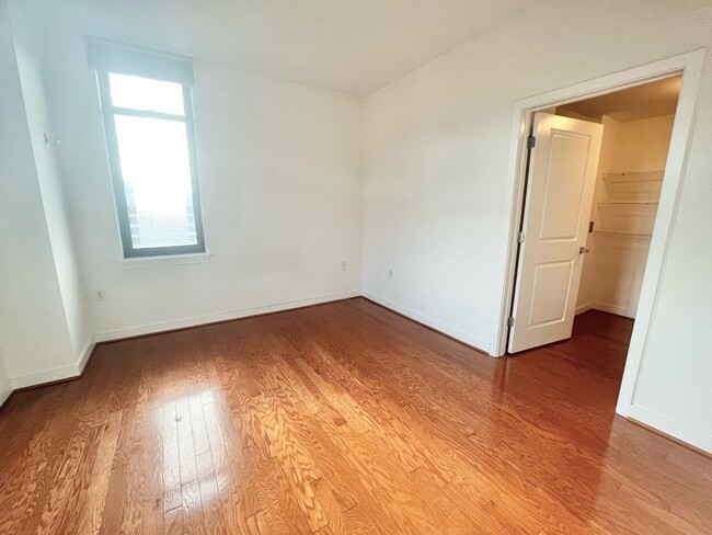 Building Photo - Amazing 1 BR/1 BA Corner Penthouse Condo i...