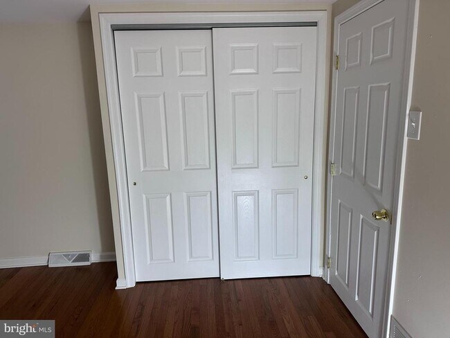 Building Photo - 371 Easton Rd