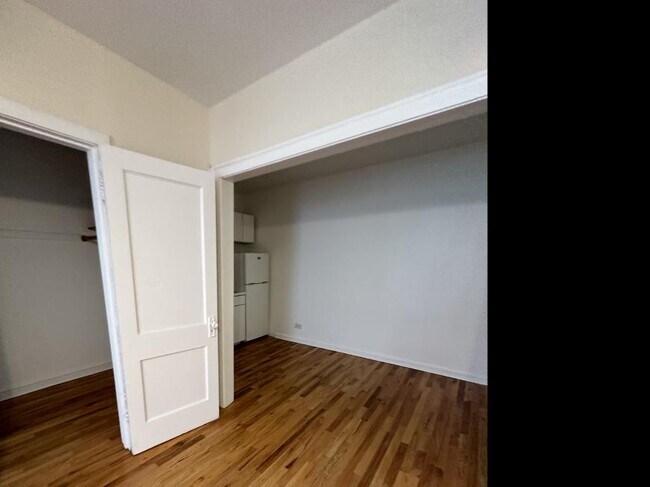 Building Photo - 0 bedroom in Chicago IL 60657