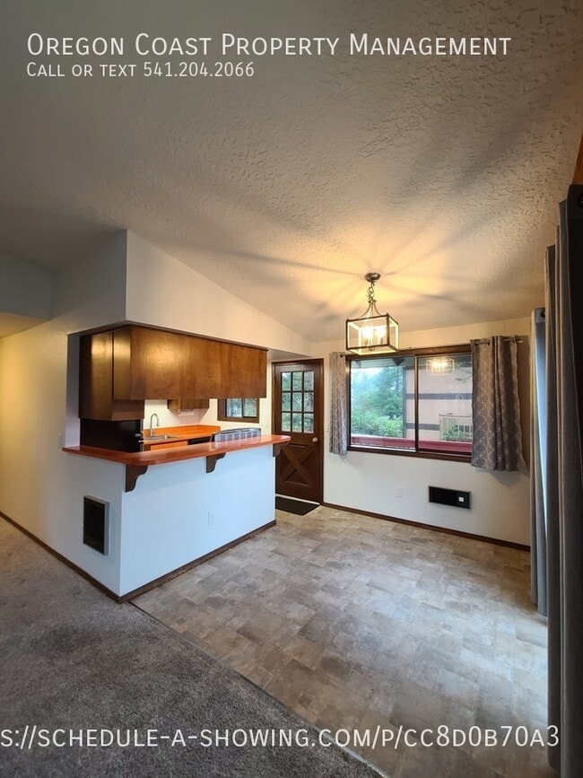 Building Photo - 835 Manzanita Ave