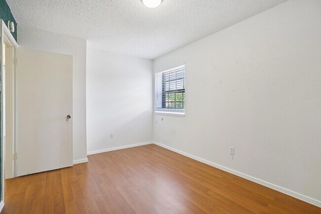 Building Photo - 1300 Tuxford Cove