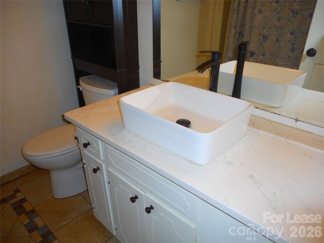 Building Photo - 733 Catawba Cir N