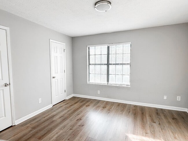 Building Photo - 2 bedroom/2.5 bathroom condo in Gainesville City Limits