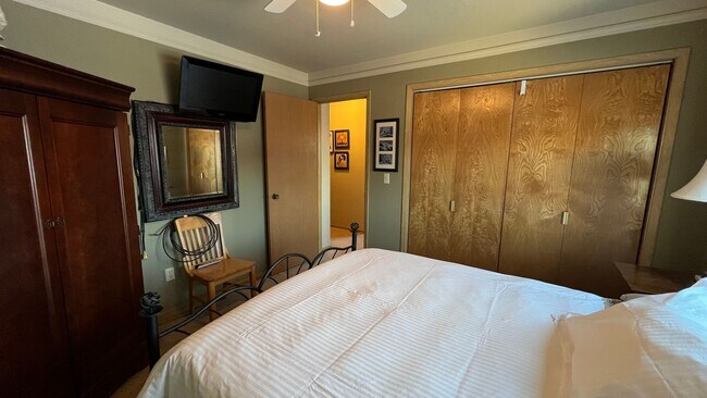 Building Photo - 2 Bedroom Jewel Lake Condo with Beautiful ...